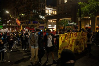 Siyah hareketler Porto Alegre 'deki ırkçılığı protesto ediyor. 13 Mayıs 2021, Porto Alegre, Brezilya: Siyahi hareketler üyeleri siyah soykırımının sona ermesi ve polisin eylemlerinin reddedilmesi nedeniyle ırkçılığı protesto ediyorlar