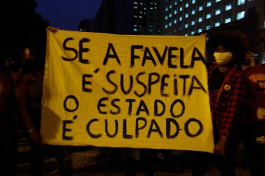 Önyargıya Karşı Protesto. 13 Mayıs 2021, Rio de Janeiro, Brezilya: Rio de Janeiro 'da popüler hareketler üyeleri Rio de Janeiro' nun merkezinde, polis yetkililerinin Rio de Janeiro 'daki toplumlarda gerçekleştirdiği operasyonlardaki istismarlara karşı protesto düzenlediler.