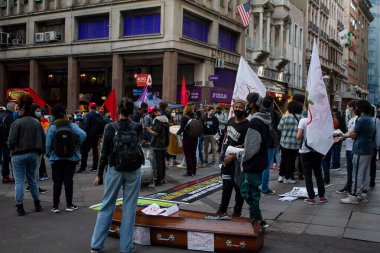 Siyah hareketler Porto Alegre 'deki ırkçılığı protesto ediyor. 13 Mayıs 2021, Porto Alegre, Brezilya: Siyahi hareketler üyeleri siyah soykırımının sona ermesi ve polisin eylemlerinin reddedilmesi nedeniyle ırkçılığı protesto ediyorlar