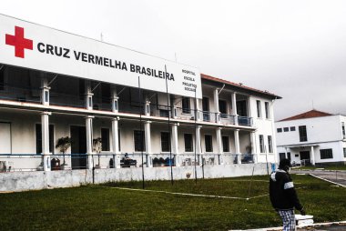Kızıl Haç Hastanesi, sağlık çalışanlarını onurlandırmak için grafiti yaptırıyor. 13 Mayıs 2021, Sao Paulo, Brezilya: Duvar, sanatçı Tito Ferrara 'nın. Çalışma, uluslararası tarafın 158. yıldönümü kutlamaları kapsamında gerçekleşti.. 