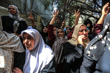 Cenaze Kuzey Gazze 'de. 13 Mayıs 2021, Beyt Hanun, Gazze Şeridi, Filistin: Kuzey Gazze Şeridi 'ndeki cenaze töreninde Beyt Hanun' lu şehit Ahmed El-Shanbari 'nin yakınları