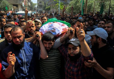 Cenaze Kuzey Gazze 'de. 13 Mayıs 2021, Beyt Hanun, Gazze Şeridi, Filistin: Kuzey Gazze Şeridi 'ndeki cenaze töreninde Beyt Hanun' lu şehit Ahmed El-Shanbari 'nin yakınları