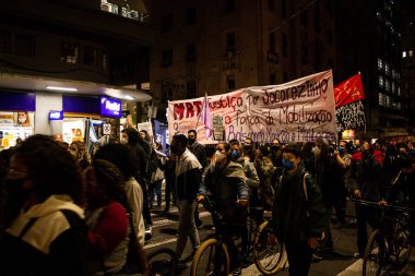 Siyah hareketler Porto Alegre 'deki ırkçılığı protesto ediyor. 13 Mayıs 2021, Porto Alegre, Brezilya: Siyahi hareketler üyeleri siyah soykırımının sona ermesi ve polisin eylemlerinin reddedilmesi nedeniyle ırkçılığı protesto ediyorlar