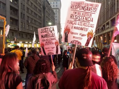 Siyah hareketler Porto Alegre 'deki ırkçılığı protesto ediyor. 13 Mayıs 2021, Porto Alegre, Brezilya: Siyahi hareketler üyeleri siyah soykırımının sona ermesi ve polisin eylemlerinin reddedilmesi nedeniyle ırkçılığı protesto ediyorlar