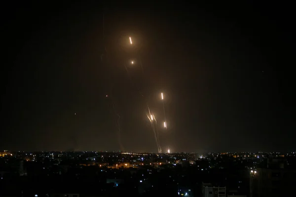 Gazze Şeridi 'nden İsrail' e roketler atıldı. 13 Mayıs 2021, Han Yunus, Filistin Bölgesi