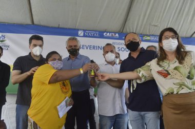 Natal 14, 05, 2021 - Teslimat / Evler / Protesto / RN - Natal Belediye Başkanı, Alvro Dias (PSDB), Planalto Mahallesi Planallesinde Severino Souza Marinho 'daki evlerin teslimi için düzenlenen törende 