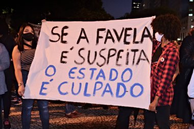 Önyargıya Karşı Protesto. 13 Mayıs 2021, Rio de Janeiro, Brezilya: Rio de Janeiro 'da popüler hareketler üyeleri Rio de Janeiro' nun merkezinde, polis yetkililerinin Rio de Janeiro 'daki toplumlarda gerçekleştirdiği operasyonlardaki istismarlara karşı protesto düzenlediler.