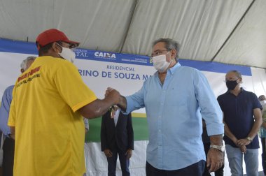 Natal 14, 05, 2021 - Teslimat / Evler / Protesto / RN - Natal Belediye Başkanı, Alvro Dias (PSDB), Planalto Mahallesi Planallesinde Severino Souza Marinho 'daki evlerin teslimi için düzenlenen törende 