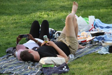 Covid-19 'un ortasında kalabalık bir Central Park. 15 Mayıs 2021, New York, ABD: Bu güneşli cumartesi Central Park 'ta COVID-19' un ortasında ağır bir hareket yaşandı. İnsanlar Central Park çimlerinde eğleniyor, piknik yapıyor, spor yapıyor ve müzik yapıyorlar. Çoğu 