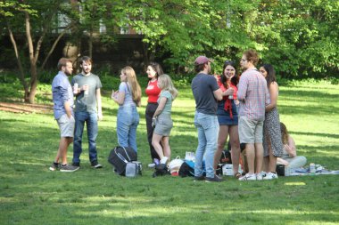 Covid-19 'un ortasında kalabalık bir Central Park. 15 Mayıs 2021, New York, ABD: Bu güneşli cumartesi Central Park 'ta COVID-19' un ortasında ağır bir hareket yaşandı. İnsanlar Central Park çimlerinde eğleniyor, piknik yapıyor, spor yapıyor ve müzik yapıyorlar. Çoğu 