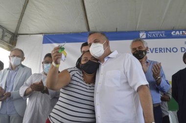 Natal 14, 05, 2021 - Teslimat / Evler / Protesto / RN - Natal Belediye Başkanı, Alvro Dias (PSDB), Planalto Mahallesi Planallesinde Severino Souza Marinho 'daki evlerin teslimi için düzenlenen törende 