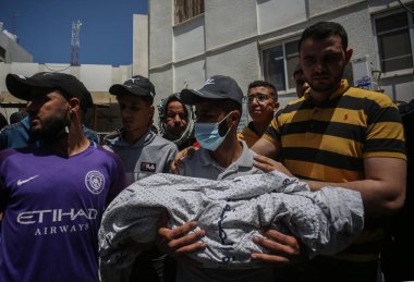 Filistinlilerin cenazesi İsrail 'in Gazze' deki hava saldırılarında öldürüldü. 14 Mayıs 2021, Rafah, Gazze Şeridi, Filistin Bölgesi: Filistinliler İsrail hava saldırısında öldürülen İbrahim Al-Rantisi 'nin cesedini taşıdılar