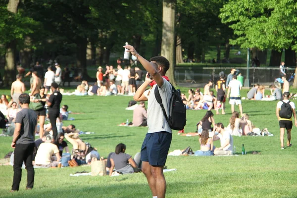 Covid 19の間に混雑した中央公園 2021年5月15日 ニューヨーク Covid 19の中で この晴れた土曜日に中央公園での人々の重い動き 人々は セントラルパーク芝生で楽しさ ピクニック — ストック写真