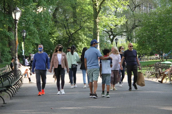Zatłoczony Central Park Wśród Covid Maja 2021 Nowy Jork Usa — Zdjęcie stockowe