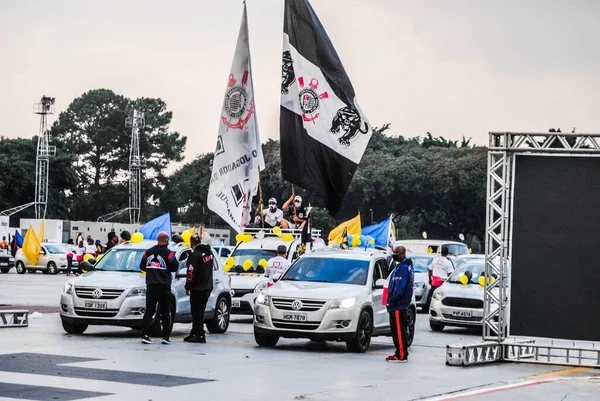 자동차 행렬의 2021 브라질 파울로 파울로의 학교들은 파울로에 비삼바 있었던 — 스톡 사진