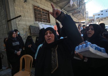 Filistinlinin cenazesi İsrail 'le çatışmada öldürüldü. 16 Mayıs 2021, Gazze, Filistin: 16 Mayıs 2021: Gazze Şeridi, Filistin Bölgeleri: Filistinli Velid Ebu Şah 'ın Güney Gazze Şeridi' ndeki cenazesi sırasında yakınları yas tuttu 