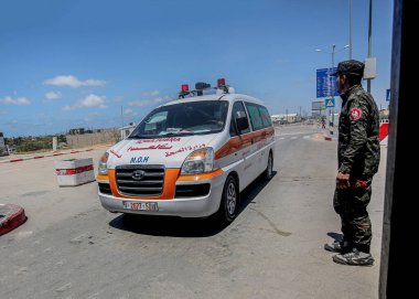 İsrail saldırıları sonrası yaralanan Filistinliler ambulansla Mısır 'a götürüldü. 17 Mayıs 2021, Gazze Şeridi, Filistin Bölgesi: Ambulanslar, tedavi edilmek üzere yaralı Filistinlileri Mısır Arap Cumhuriyeti 'ne naklediyor. 
