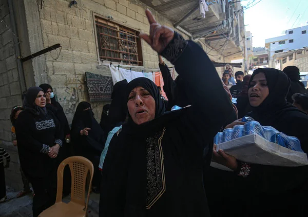 Filistinlinin cenazesi İsrail 'le çatışmada öldürüldü. 16 Mayıs 2021, Gazze, Filistin: 16 Mayıs 2021: Gazze Şeridi, Filistin Bölgeleri: Filistinli Velid Ebu Şah 'ın Güney Gazze Şeridi' ndeki cenazesi sırasında yakınları yas tuttu 