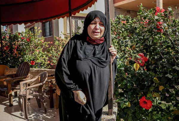İsrail saldırıları sonrası yaralanan Filistinliler ambulansla Mısır 'a götürüldü. 17 Mayıs 2021, Gazze Şeridi, Filistin Bölgesi: Ambulanslar, tedavi edilmek üzere yaralı Filistinlileri Mısır Arap Cumhuriyeti 'ne naklediyor. 