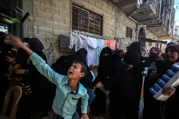 Filistinlinin cenazesi İsrail 'le çatışmada öldürüldü. 16 Mayıs 2021, Gazze, Filistin: 16 Mayıs 2021: Gazze Şeridi, Filistin Bölgeleri: Filistinli Velid Ebu Şah 'ın Güney Gazze Şeridi' ndeki cenazesi sırasında yakınları yas tuttu 