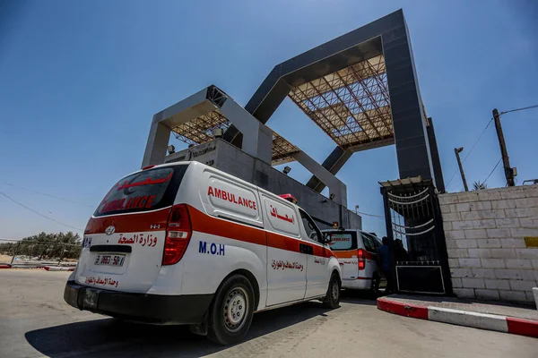 Palestinos Feridos Após Ataques Israelenses São Levados Ambulância Para Egito — Fotografia de Stock