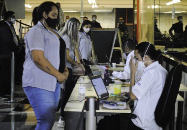 SAO Paulo, Brezilya 'nın Sao Paulo şehrinin belediye başkanı Sao Paulo Ricardo Nunes, CENESP' nin Mega Posto 'sunda otobüs şoförleri ve koleksiyoncuları için COVID-19' a karşı aşı başlattı.