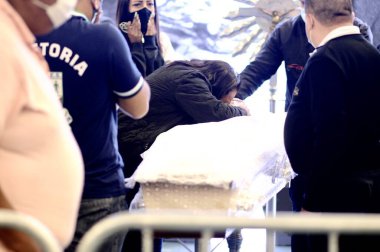 Brezilyalı Funk şarkıcısı MC Kevin 'in cenazesi. 18 Mayıs 2021, Sao Paulo, Brezilya: Sao Paulo 'nun kuzeyinde bulunan samba okulu Unidos de Vila Maria' da şarkıcı MC Kevin 'in cenazesine aile, hayranlar ve arkadaşlar katıldı..