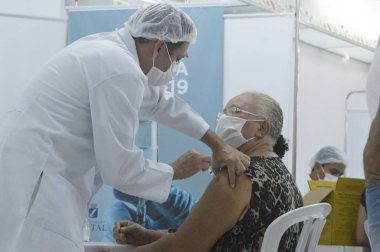Natal şehrinde komorbiditi olan insanların aşılanması. 17 Mayıs 2021, Natal, Brezilya: 30 yılı aşkın süredir komorbiti olan insanlar Femurn karargahında Covid-19 'a karşı aşılandılar.