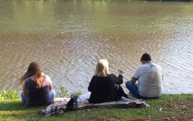 Ibirapuera Parkı 'nda hareket var. 17 Mayıs 2021, Sao Paulo, Brezilya: 17 Mayıs Pazartesi günü, Sao Paulo 'daki Ibirapuera Parkı' nda, Coronavirus (Covid-19) salgınının ortasında insanların hareketi. 