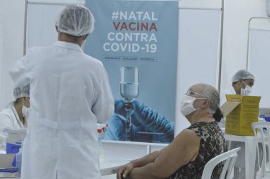 Natal şehrinde komorbiditi olan insanların aşılanması. 17 Mayıs 2021, Natal, Brezilya: 30 yılı aşkın süredir komorbiti olan insanlar Femurn karargahında Covid-19 'a karşı aşılandılar.