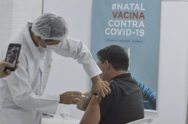 Natal şehrinde komorbiditi olan insanların aşılanması. 17 Mayıs 2021, Natal, Brezilya: 30 yılı aşkın süredir komorbiti olan insanlar Femurn karargahında Covid-19 'a karşı aşılandılar.
