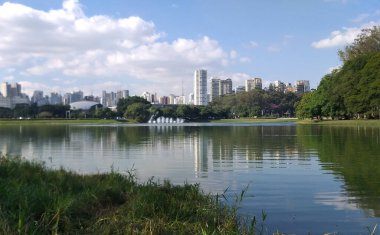 Ibirapuera Parkı 'nda hareket var. 17 Mayıs 2021, Sao Paulo, Brezilya: 17 Mayıs Pazartesi günü, Sao Paulo 'daki Ibirapuera Parkı' nda, Coronavirus (Covid-19) salgınının ortasında insanların hareketi. 