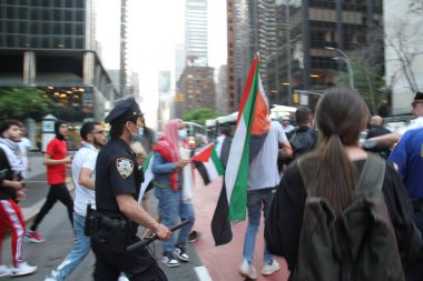 New York 'ta Özgür Filistin Barışçıl Protestosu. 18 Mayıs 2021, New York, ABD: Bazı Filistinliler ve sempatizanlar New York 'ta İsrail' in Gazze Şeridi 'ndeki hava saldırılarını protesto ediyorlar. Protestocular 51. Cadde ile 3. Cadde 'de toplandı.