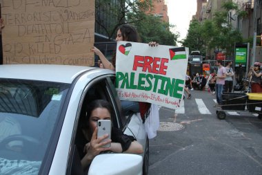 New York 'ta Özgür Filistin Barışçıl Protestosu. 18 Mayıs 2021, New York, ABD: Bazı Filistinliler ve sempatizanlar New York 'ta İsrail' in Gazze Şeridi 'ndeki hava saldırılarını protesto ediyorlar. Protestocular 51. Cadde ile 3. Cadde 'de toplandı.