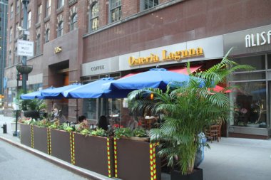 New York Restoranları ve Barları 19 Mayıs 'ta% 100 yeniden açılıyor. 18 Mayıs 2021, New York, ABD: New York Valisi Andrew Cuomo, Pazartesi günü restoranlar, barlar ve diğer işletmelerin 19 Mayıs 'tan itibaren tam kapasiteyle yeniden açılabileceğini duyurdu.