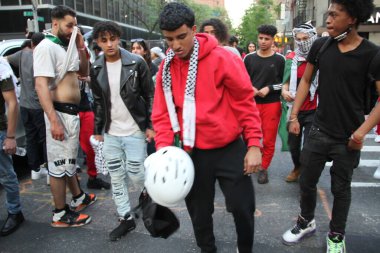 New York 'ta Özgür Filistin Barışçıl Protestosu. 18 Mayıs 2021, New York, ABD: Bazı Filistinliler ve sempatizanlar New York 'ta İsrail' in Gazze Şeridi 'ndeki hava saldırılarını protesto ediyorlar. Protestocular 51. Cadde ile 3. Cadde 'de toplandı.