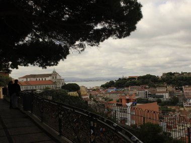 Portekiz 'de turizmin açılışı. 18 Mayıs 2021, Lizbon, Portekiz: Yeni koronavirüs salgınının ortasında, sokaklardaki insanlar (Covid-19)