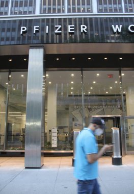 Pfizer COVID-19 Aşısı ABD FDA tarafından 12-15 yaş arası gençler için onaylandı. 18 Mayıs 2021, New York, ABD: ABD Gıda ve İlaç İdaresi 'nin (FDA) Pfizer COVID-19' un acil kullanımına izin vermesiyle New York 'taki Pfizer binasında insan dolaşımı