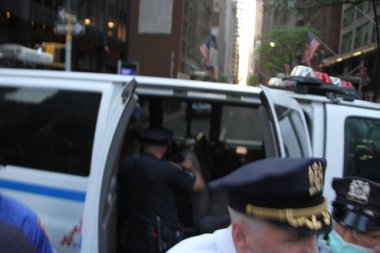 New York 'ta Özgür Filistin Barışçıl Protestosu. 18 Mayıs 2021, New York, ABD: Bazı Filistinliler ve sempatizanlar New York 'ta İsrail' in Gazze Şeridi 'ndeki hava saldırılarını protesto ediyorlar. Protestocular 51. Cadde ile 3. Cadde 'de toplandı.