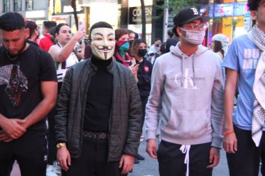 Filistinli protestocular New York 'taki İsrail hava saldırılarına karşı yapılan protestoların sonunda dua ediyorlar. 18 Mayıs 2021, New York, ABD: Filistinli protestocular protestolarını 3. Cadde 'deki bir duayla bitirdiler.. 