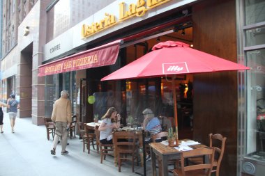 New York Restoranları ve Barları 19 Mayıs 'ta% 100 yeniden açılıyor. 18 Mayıs 2021, New York, ABD: New York Valisi Andrew Cuomo, Pazartesi günü restoranlar, barlar ve diğer işletmelerin 19 Mayıs 'tan itibaren tam kapasiteyle yeniden açılabileceğini duyurdu.