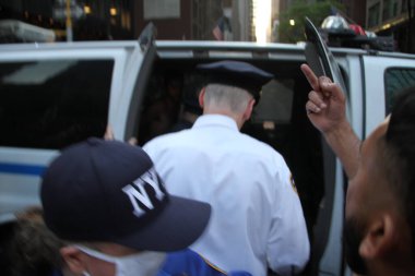 New York 'ta Özgür Filistin Barışçıl Protestosu. 18 Mayıs 2021, New York, ABD: Bazı Filistinliler ve sempatizanlar New York 'ta İsrail' in Gazze Şeridi 'ndeki hava saldırılarını protesto ediyorlar. Protestocular 51. Cadde ile 3. Cadde 'de toplandı.