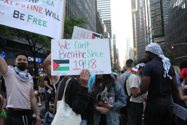 New York 'ta Özgür Filistin Barışçıl Protestosu. 18 Mayıs 2021, New York, ABD: Bazı Filistinliler ve sempatizanlar New York 'ta İsrail' in Gazze Şeridi 'ndeki hava saldırılarını protesto ediyorlar. Protestocular 51. Cadde ile 3. Cadde 'de toplandı.