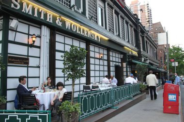 New York Restoranları ve Barları 19 Mayıs 'ta% 100 yeniden açılıyor. 18 Mayıs 2021, New York, ABD: New York Valisi Andrew Cuomo, Pazartesi günü restoranlar, barlar ve diğer işletmelerin 19 Mayıs 'tan itibaren tam kapasiteyle yeniden açılabileceğini duyurdu.
