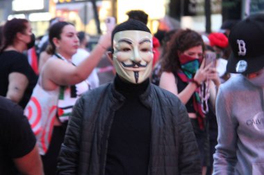 Filistinli protestocular New York 'taki İsrail hava saldırılarına karşı yapılan protestoların sonunda dua ediyorlar. 18 Mayıs 2021, New York, ABD: Filistinli protestocular protestolarını 3. Cadde 'deki bir duayla bitirdiler.. 