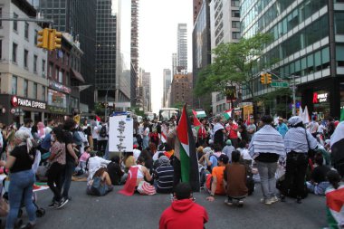 New York 'ta Özgür Filistin Barışçıl Protestosu. 18 Mayıs 2021, New York, ABD: Bazı Filistinliler ve sempatizanlar New York 'ta İsrail' in Gazze Şeridi 'ndeki hava saldırılarını protesto ediyorlar. Protestocular 51. Cadde ile 3. Cadde 'de toplandı.