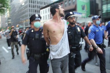 New York 'ta Özgür Filistin Barışçıl Protestosu. 18 Mayıs 2021, New York, ABD: Bazı Filistinliler ve sempatizanlar New York 'ta İsrail' in Gazze Şeridi 'ndeki hava saldırılarını protesto ediyorlar. Protestocular 51. Cadde ile 3. Cadde 'de toplandı.