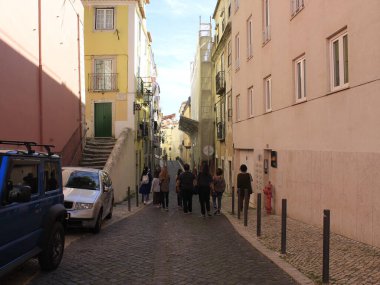 Portekiz 'de turizmin açılışı. 18 Mayıs 2021, Lizbon, Portekiz: Yeni koronavirüs salgınının ortasında, sokaklardaki insanlar (Covid-19)