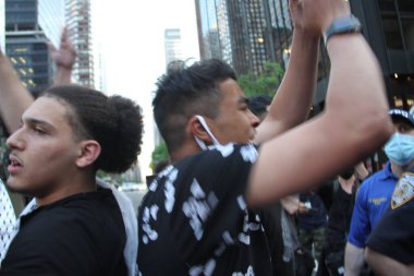 New York 'ta Özgür Filistin Barışçıl Protestosu. 18 Mayıs 2021, New York, ABD: Bazı Filistinliler ve sempatizanlar New York 'ta İsrail' in Gazze Şeridi 'ndeki hava saldırılarını protesto ediyorlar. Protestocular 51. Cadde ile 3. Cadde 'de toplandı.