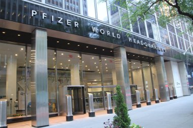 Pfizer COVID-19 Aşısı ABD FDA tarafından 12-15 yaş arası gençler için onaylandı. 18 Mayıs 2021, New York, ABD: ABD Gıda ve İlaç İdaresi 'nin (FDA) Pfizer COVID-19' un acil kullanımına izin vermesiyle New York 'taki Pfizer binasında insan dolaşımı
